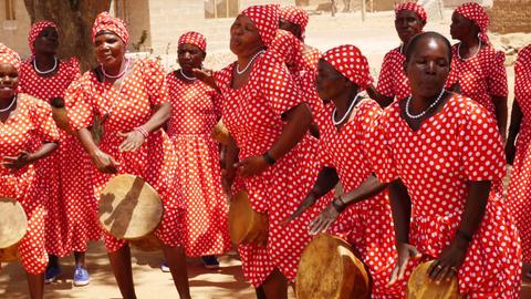 Musikerinnen in Tansania spielen zur Adventszeit