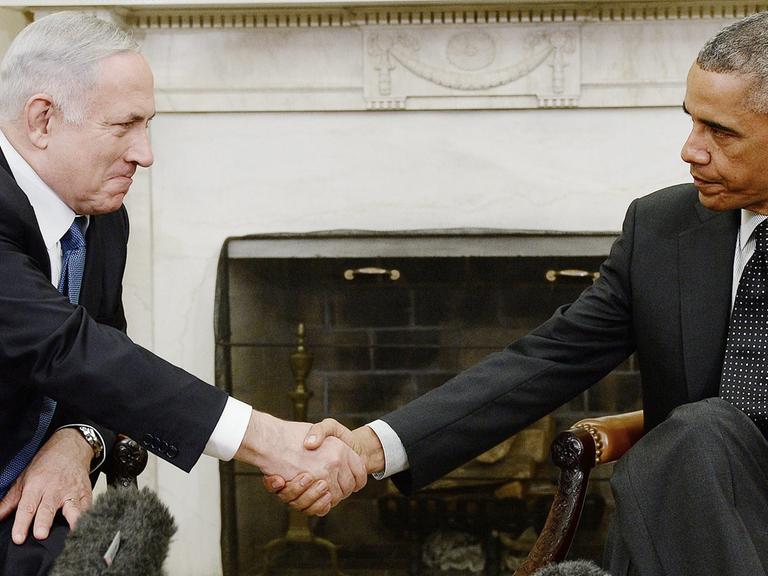 Der israelische Premierminister Netanjahu und US-Präsident Obama vor ihrem Gespräch im Weißen Haus. Sie schütteln sich die Hände.