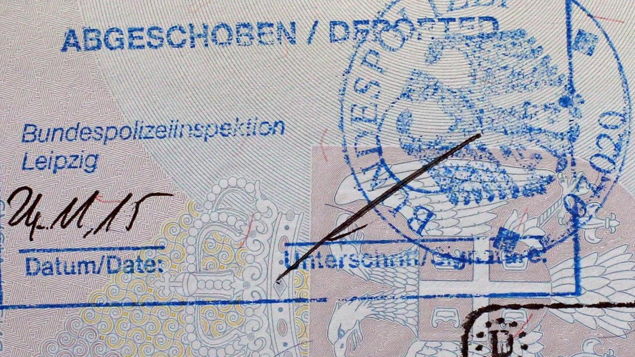 Der serbische Pass eines abgelehnten Asylbewerbers mit dem Stempel 'Abgeschoben", aufgenommen am 24.11.2015 auf dem Flughafen Leipzig-Halle in Schkeuditz (Sachsen). Der serbische Pass eines abgelehnten Asylbewerbers mit dem Stempel 'Abgeschoben", aufgenommen am 24.11.2015 auf dem Flughafen Leipzig-Halle in Schkeuditz (Sachsen).