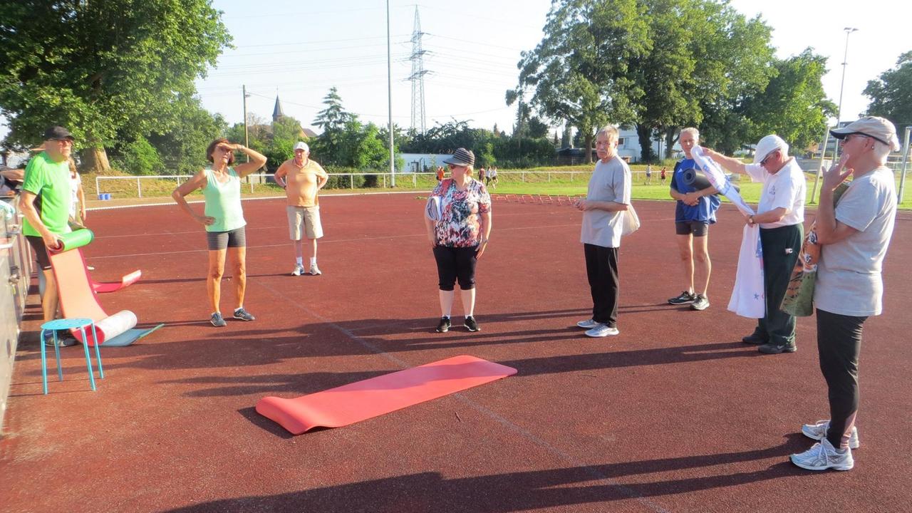 Gymnastik während Corona: die 50 – 80jährigen Ehepaar-Turnerinnen treffen sich auf dem Sportplatz (r. Leiterin Sigrid Güthe, 76) Gymnastik während Corona: die 50 – 80jährigen Ehepaar-Turnerinnen treffen sich auf dem Sportplatz (r. Leiterin Sigrid Güthe, 76)