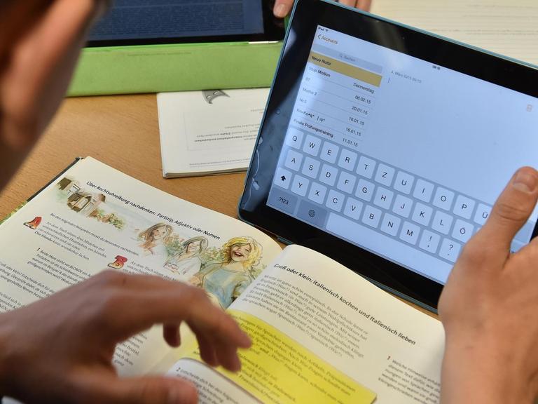 Ein Schüler arbeitet in der Waldschule in Hatten in seinem Klassenzimmer am Tablet.