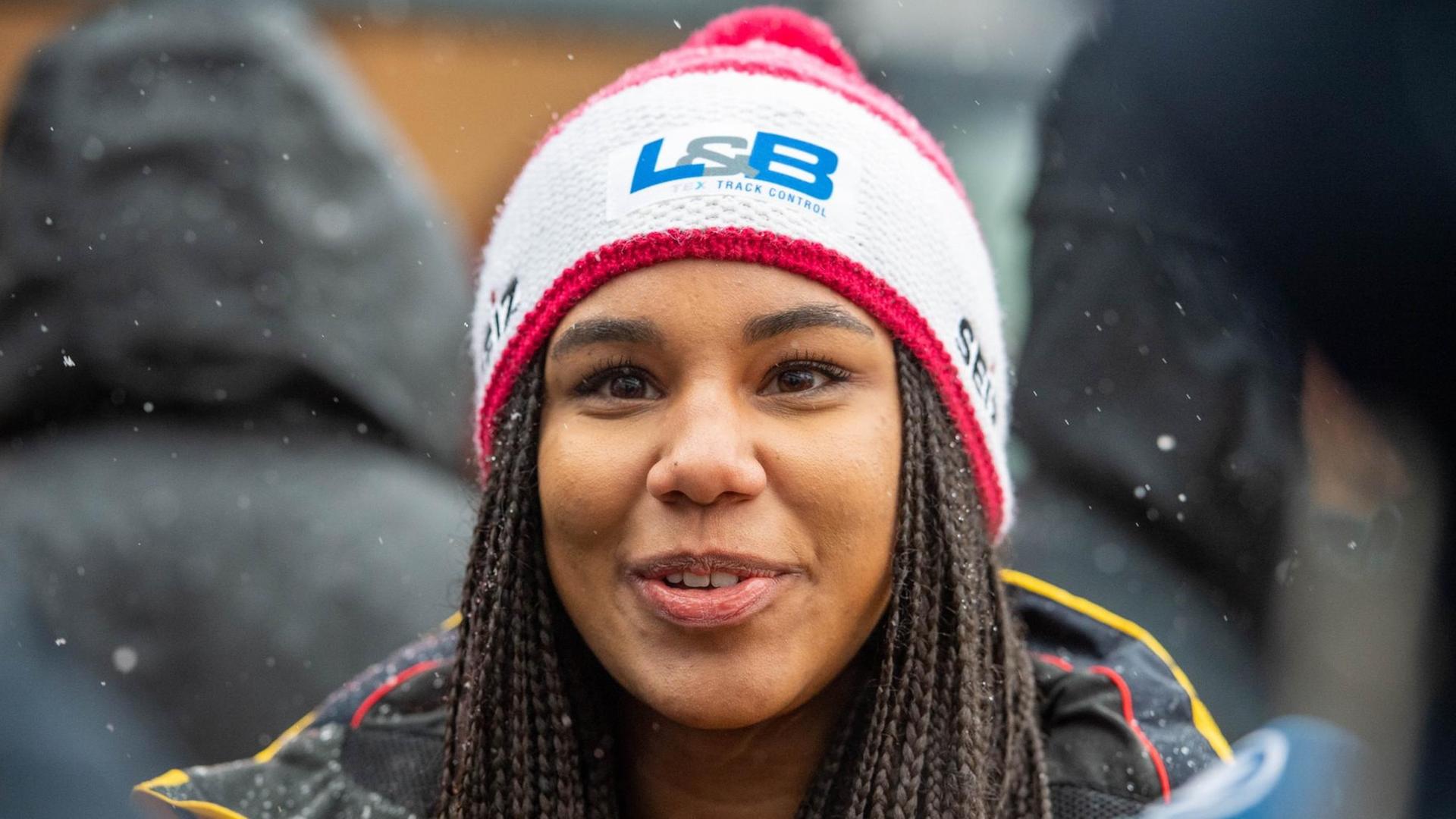 Bobfahrerin Deborah Levi lächelt in die Kamera Bobfahrerin Deborah Levi lächelt in die Kamera