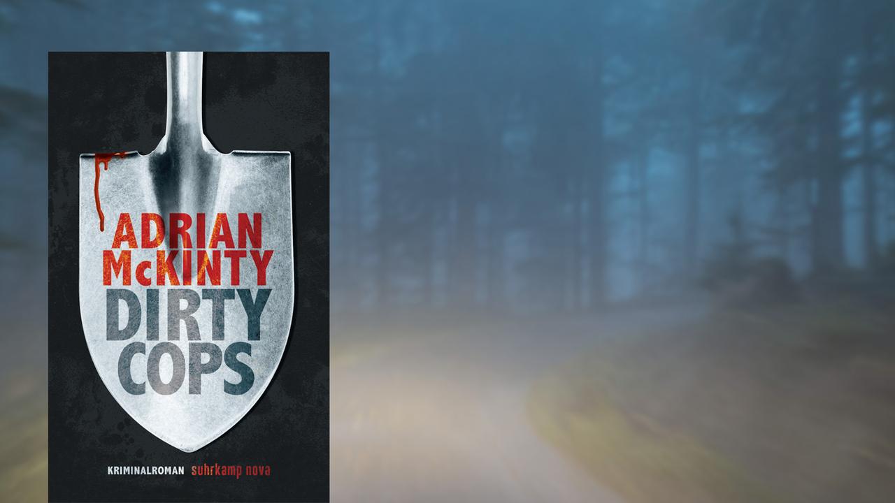 Buchcover "Dirty Cops" von Adrian McKinty, im Hintergrund eine Fahrt durch den dunklen Wald