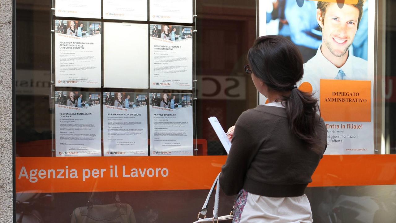 Mailand, Italien - Arbeitsuchende lesen Stellenanzeigen