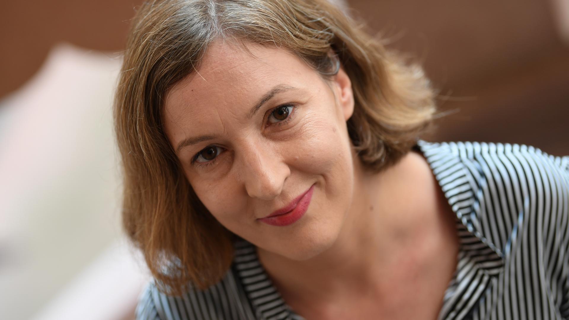 Die Autorin Inger-Maria Mahlke blickt vor der Verleihung des Deutschen Buchpreises 2018 im Rathaus Römer in die Kamera. Die Autorin Inger-Maria Mahlke blickt vor der Verleihung des Deutschen Buchpreises 2018 im Rathaus Römer in die Kamera.