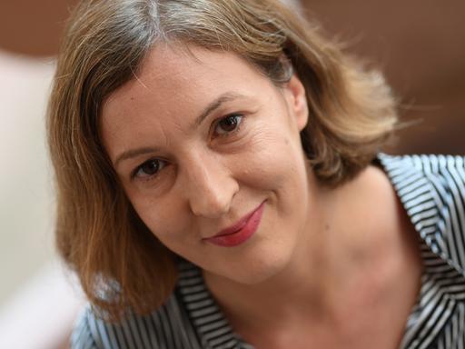 Die Autorin Inger-Maria Mahlke blickt vor der Verleihung des Deutschen Buchpreises 2018 im Rathaus Römer in die Kamera.