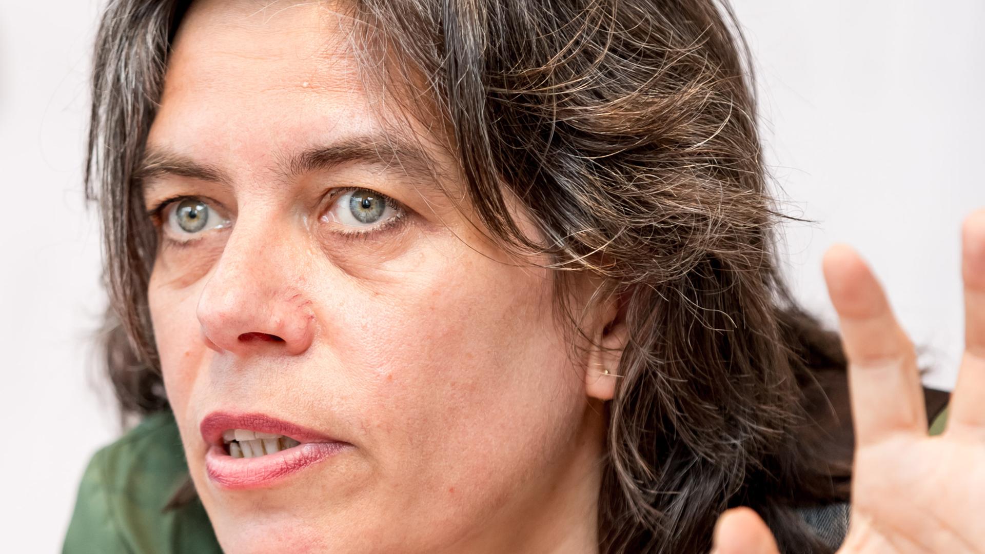 Cornelia Crombholz, Schauspieldirektorin des Theaters Magdeburg, während einer Pressekonferenz am 5. Mai 2015 in Magdeburg. Cornelia Crombholz, Schauspieldirektorin des Theaters Magdeburg, während einer Pressekonferenz am 5. Mai 2015 in Magdeburg.