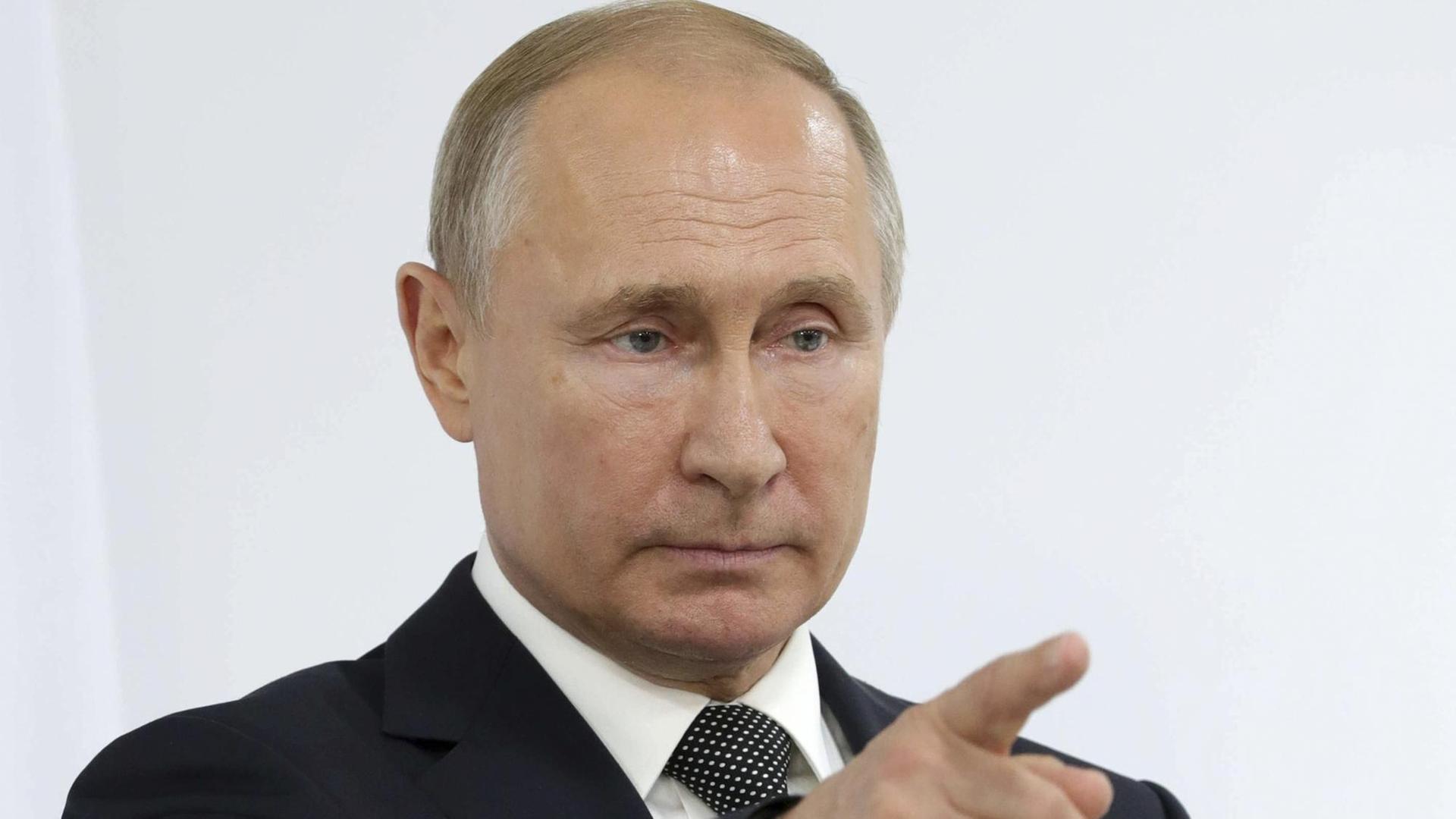 Russlands Präsident Putin während einer Pressekonferenz beim G20-Gipfel in Osaka Russlands Präsident Putin während einer Pressekonferenz beim G20-Gipfel in Osaka