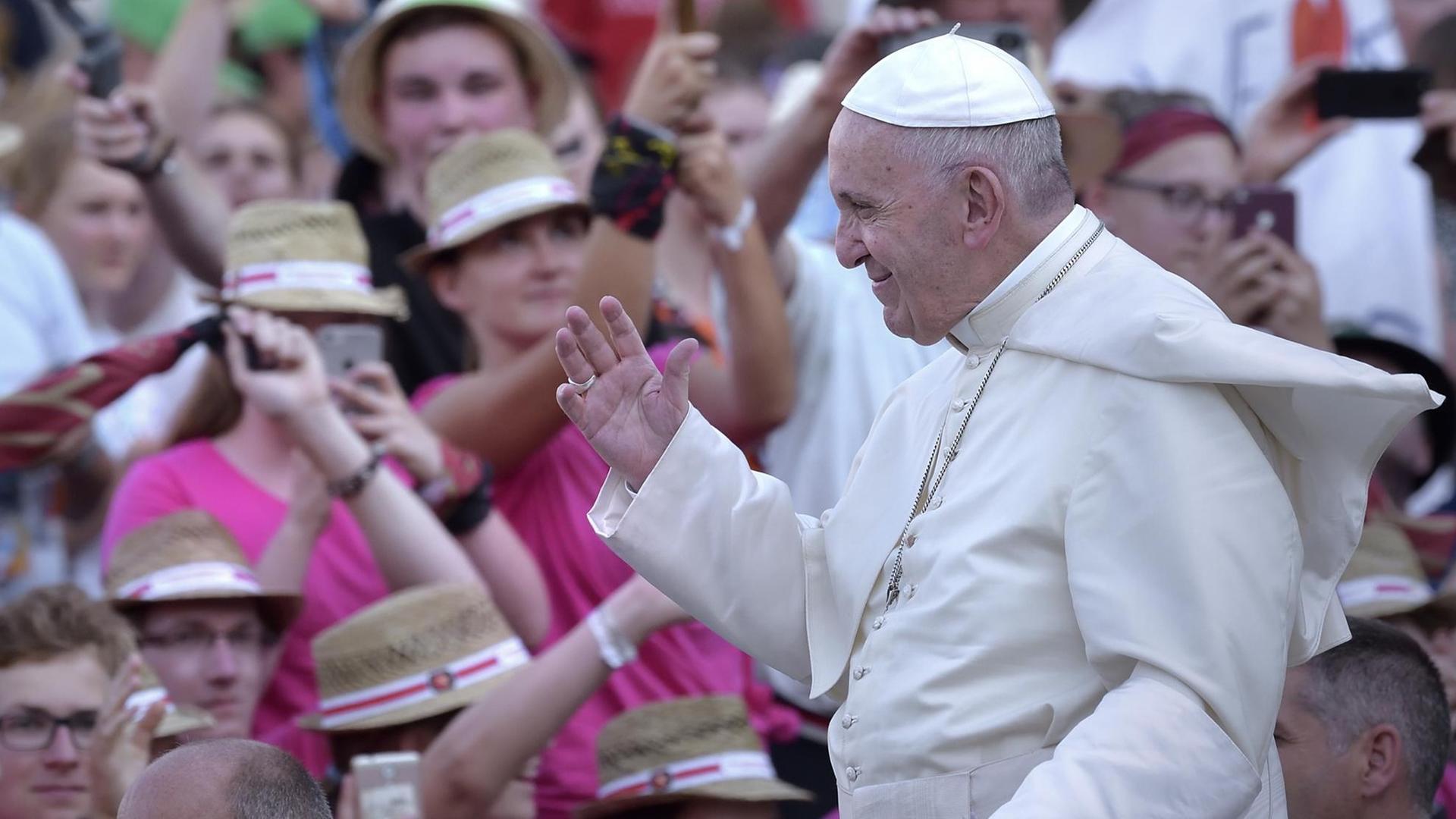 Papst Franziskus während einer Audienz auf dem Petersplatz im Vatikan 2018. Papst Franziskus während einer Audienz auf dem Petersplatz im Vatikan 2018.