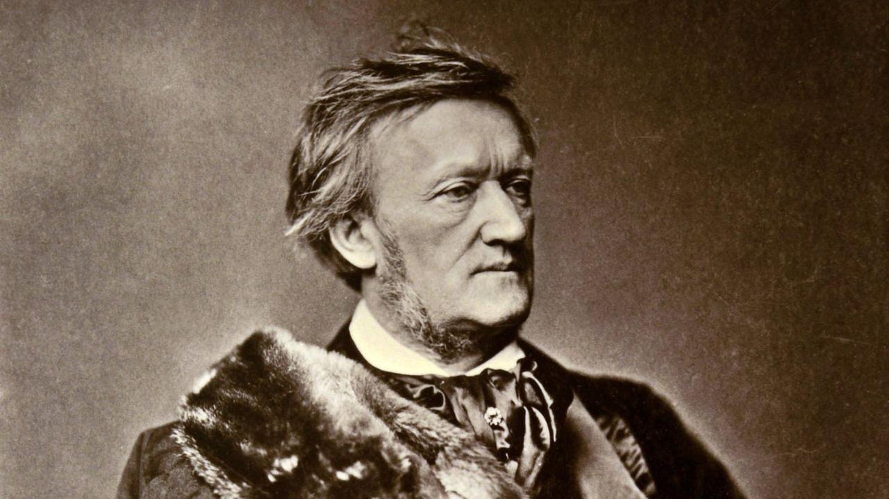 Eine historisches Porträt von Richard Wagner aus dem Atelier Franz Hanfstaengl in München, aufgenommen von Edgar Hanfstaengl vermutlich 1871/1872. Eine historisches Porträt von Richard Wagner aus dem Atelier Franz Hanfstaengl in München, aufgenommen von Edgar Hanfstaengl vermutlich 1871/1872.