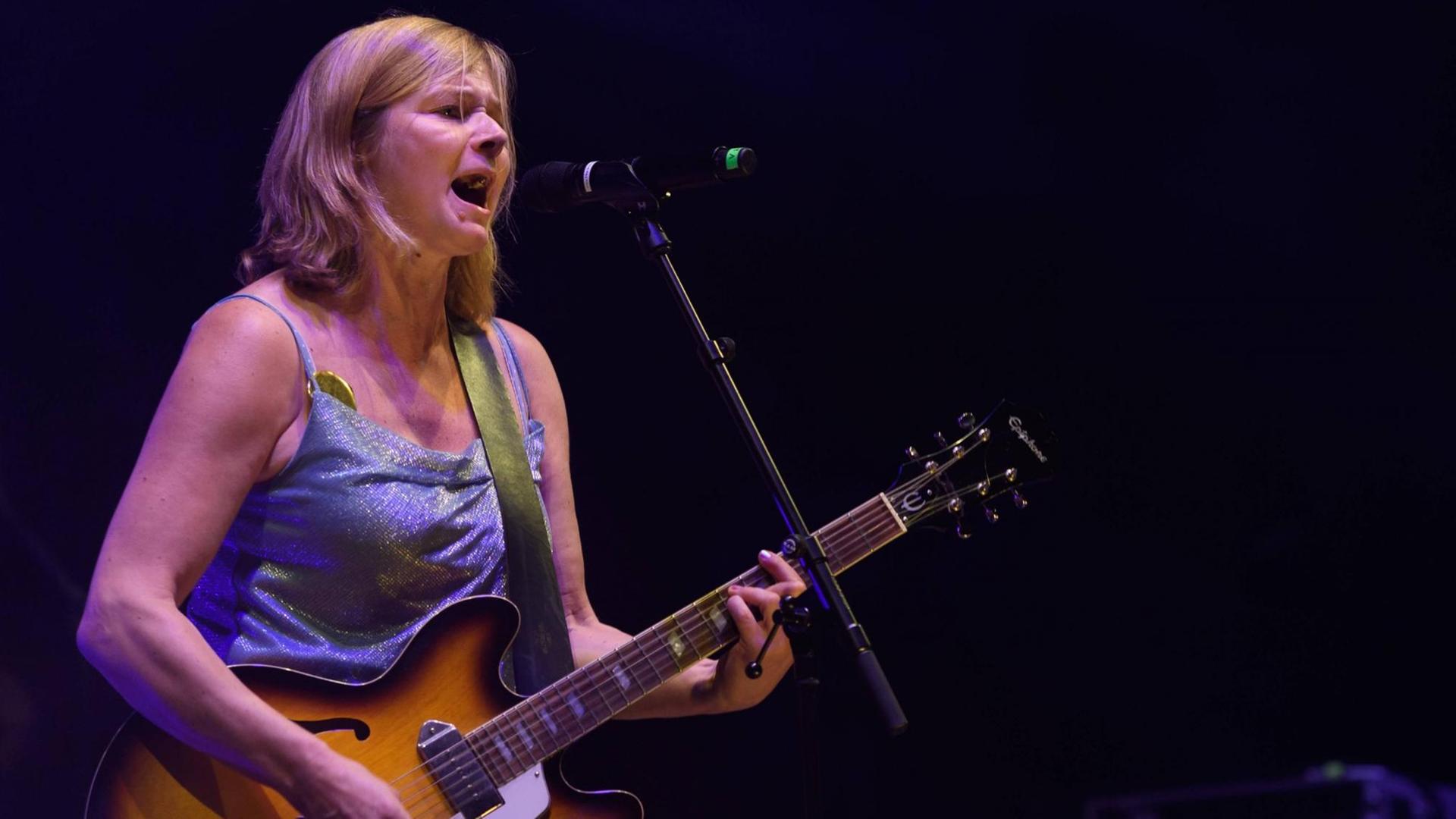 Bernadette La Hengst spielt Gitarre und singt beim Konzert bei der Unteilbar-Demo in Berlin2018. Bernadette La Hengst spielt Gitarre und singt beim Konzert bei der Unteilbar-Demo in Berlin2018.