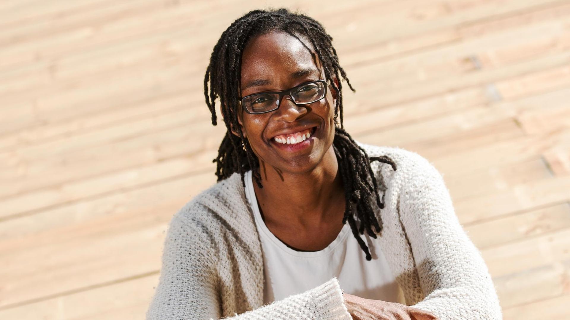 Die in Berlin lebende Autorin Sharon Otoo posiert am 05.07.2016 in Berlin. Mit der doppelbödigen Geschichte über ein Ei, das nicht hart werden will, hat die in Berlin lebende Autorin den renommierten Ingeborg-Bachmann-Preis gewonnen. Foto: Paul Zinken/dpa | Verwendung weltweit Die in Berlin lebende Autorin Sharon Otoo posiert am 05.07.2016 in Berlin. Mit der doppelbödigen Geschichte über ein Ei, das nicht hart werden will, hat die in Berlin lebende Autorin den renommierten Ingeborg-Bachmann-Preis gewonnen. Foto: Paul Zinken/dpa | Verwendung weltweit