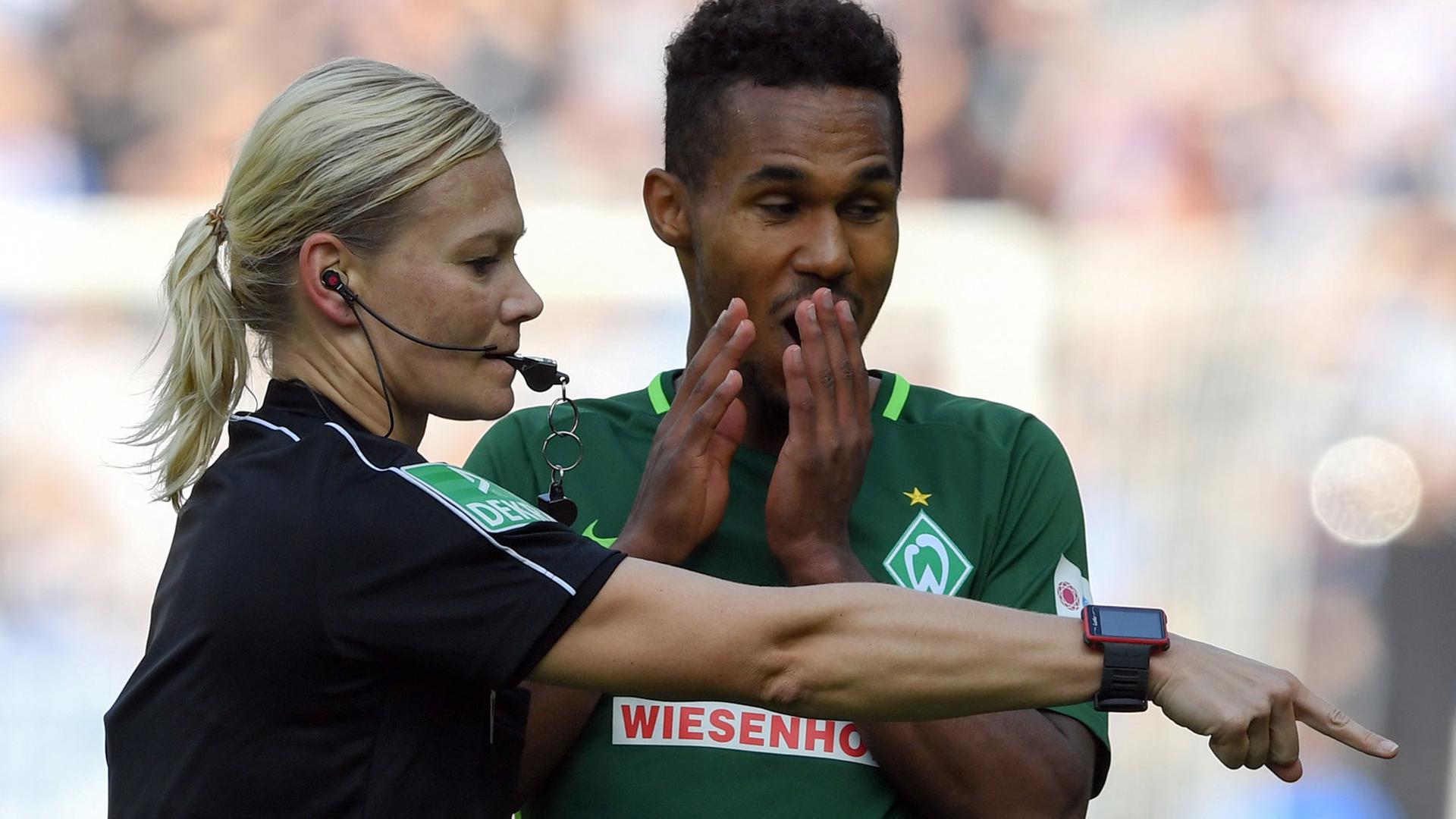 Bundesliga, Hertha BSC - Werder Bremen, 3. Spieltag am 10.09.2017 im Olympiastadion in Berlin. Schiedsrichterin Bibiana Steinhaus und Theodor Gebre Selassie. Bundesliga, Hertha BSC - Werder Bremen, 3. Spieltag am 10.09.2017 im Olympiastadion in Berlin. Schiedsrichterin Bibiana Steinhaus und Theodor Gebre Selassie.