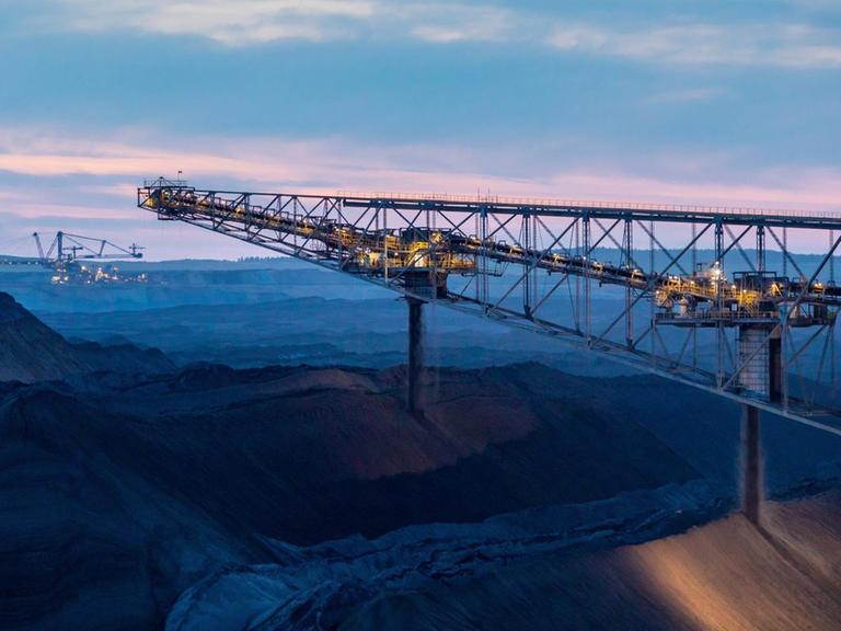 Bagger im Tagebau Welzow-Süd in der Dämmerung: Der Himmel im Hintergrund schimmert bläulich.