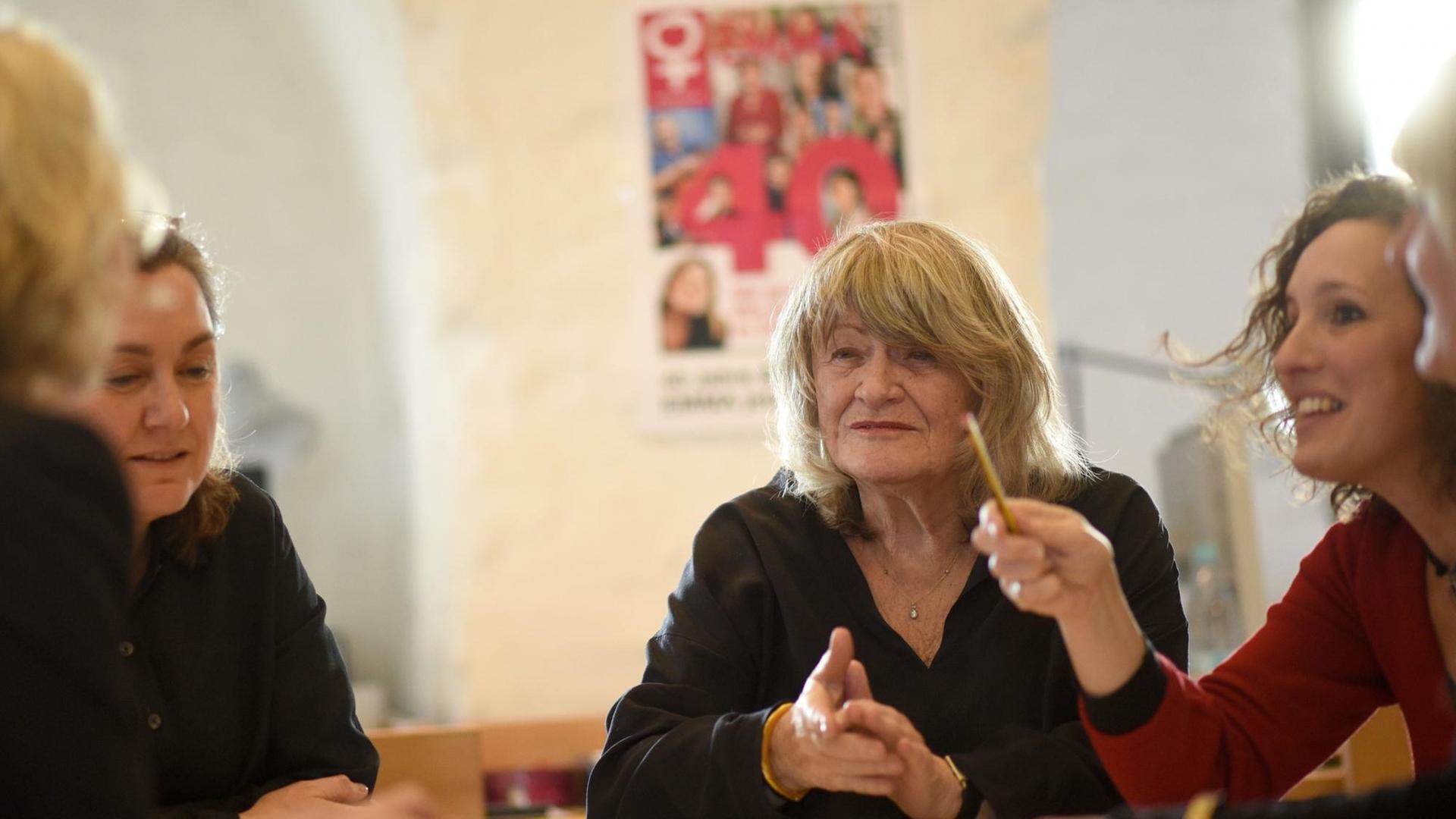 Die Mitarbeiterinnen der feministischen Zeitschrift «Emma», Margitta Hösel (l-r), Gründerin Alice Schwarzer, Angelika Mallmann und Alexandra Eul sitzen am 18.01.2017 in Köln um einen Tisch. «Emma» wird am 26. Januar 2017 40 Jahre alt. Foto: Henning Kaiser/dpa Die Mitarbeiterinnen der feministischen Zeitschrift «Emma», Margitta Hösel (l-r), Gründerin Alice Schwarzer, Angelika Mallmann und Alexandra Eul sitzen am 18.01.2017 in Köln um einen Tisch. «Emma» wird am 26. Januar 2017 40 Jahre alt. Foto: Henning Kaiser/dpa