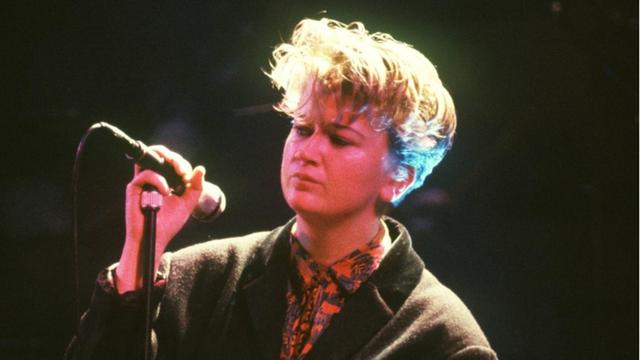 New-Wave-Ikone Anne Clark bei einem Konzert im Jahr 1990