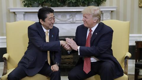 Japans Präsident Abe und US-Präsident Trump schütteln sich die Hände bei Abes Besuch im Weißen Haus (AP Photo/Evan Vucci)