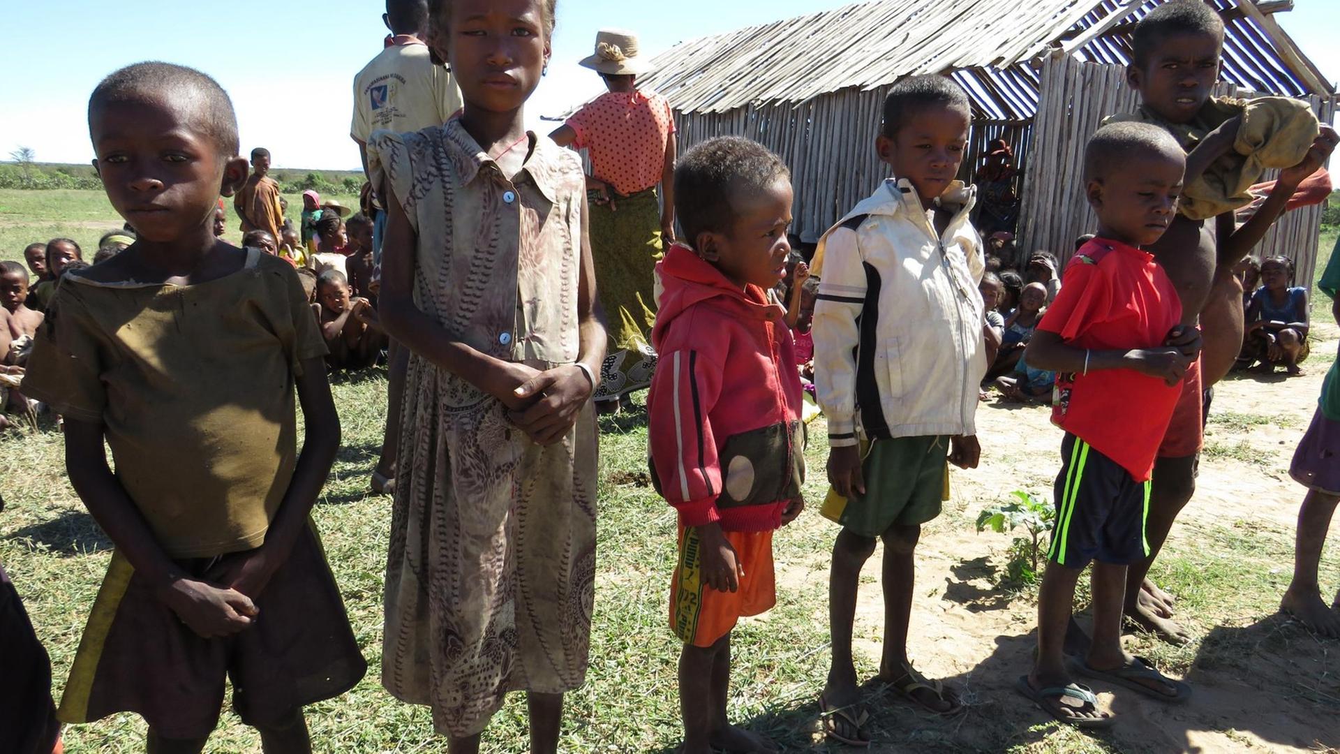 Mangelernährte Kinder stehen in der Madagaskarischen Gemeinde von Shanamaro 
