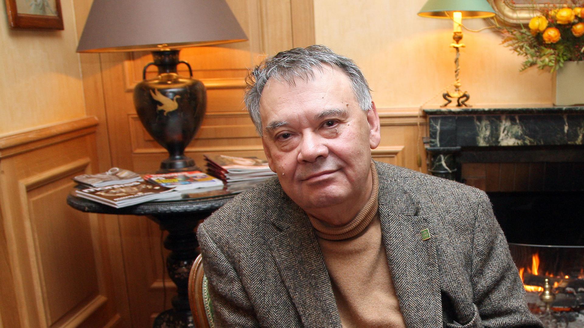 Der russische Filmregisseur Alexej German sitzt 2008 in einem Zimmer in Paris. Der russische Filmregisseur Alexej German sitzt 2008 in einem Zimmer in Paris.