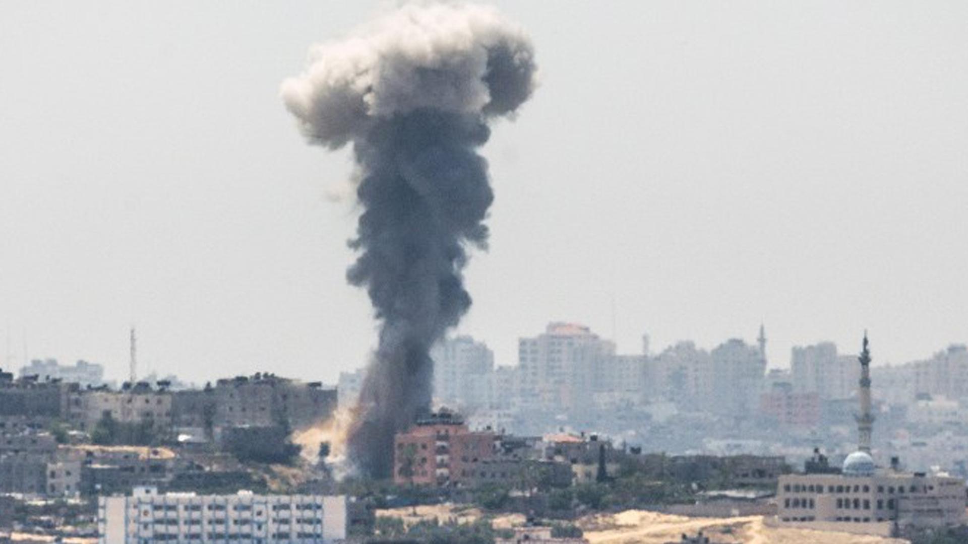 Die israelische Luftwaffe hat Ziele im Gaza-Streifen beschossen, Rauch steigt auf. Die israelische Luftwaffe hat Ziele im Gaza-Streifen beschossen, Rauch steigt auf.