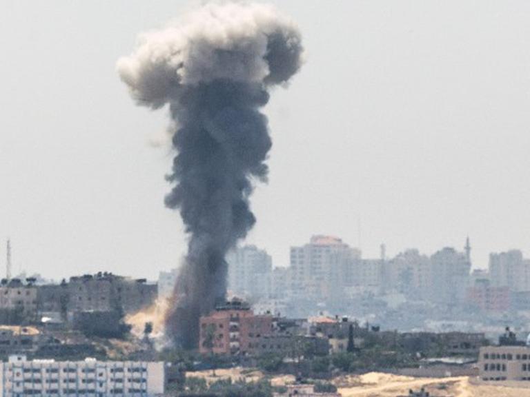 Die israelische Luftwaffe hat Ziele im Gaza-Streifen beschossen, Rauch steigt auf.