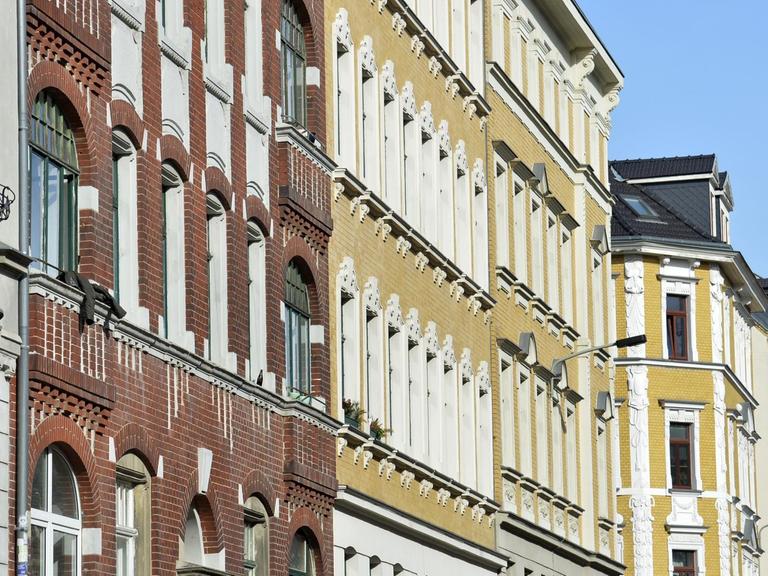 Fassaden sanierter Altbauten in Leipzig Connewitz