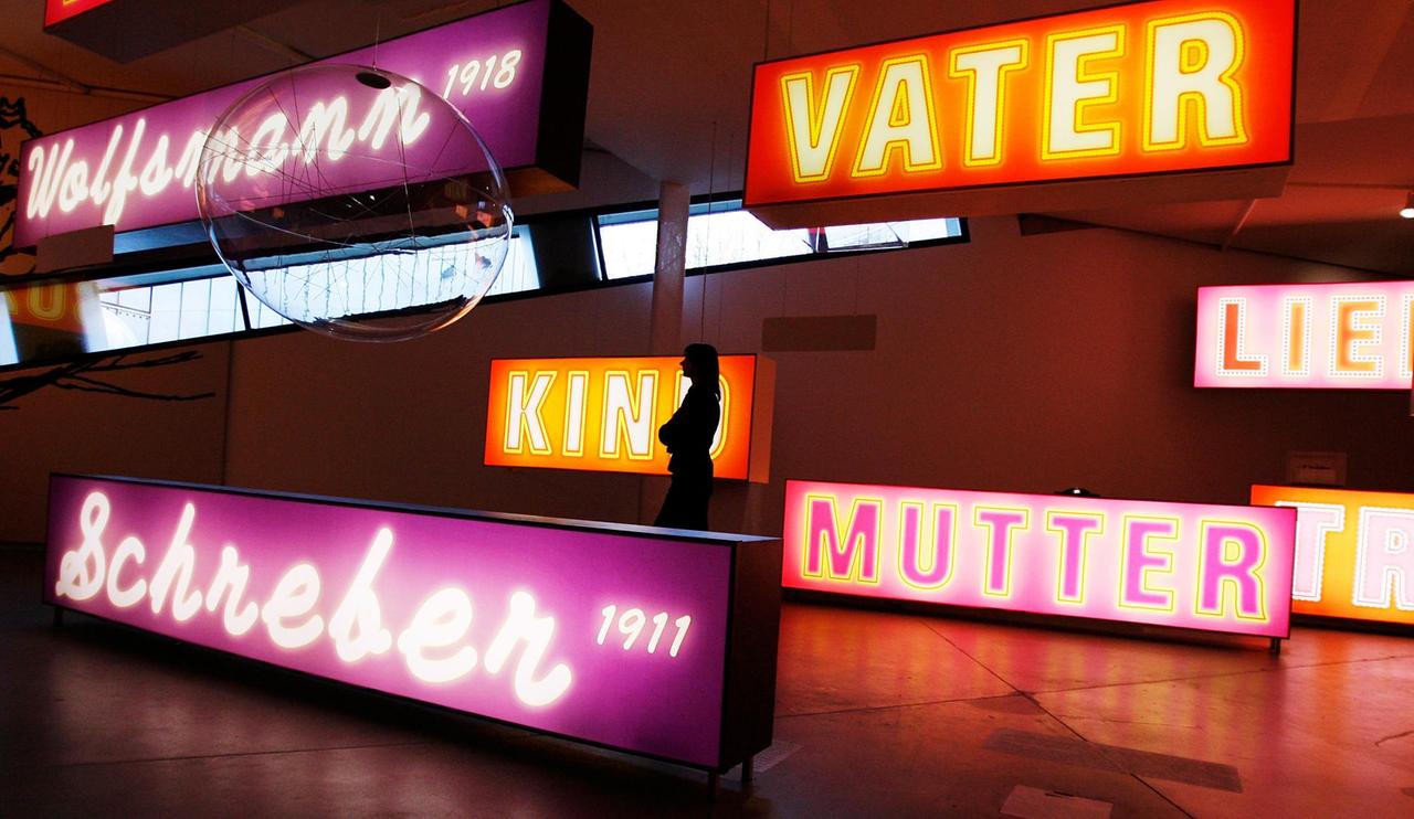 Auf der Aufnahme aus dem Jahr 2006 geht eine Frau in Berlin auf der Ausstellung, die das Jüdische Museum anlässlich des 150. Geburtstages von Sigmund Freud zeigt, an großen Leuchttafeln mit psychoanalytischen Grundbegriffen vorbei. Auf der Aufnahme aus dem Jahr 2006 geht eine Frau in Berlin auf der Ausstellung, die das Jüdische Museum anlässlich des 150. Geburtstages von Sigmund Freud zeigt, an großen Leuchttafeln mit psychoanalytischen Grundbegriffen vorbei.