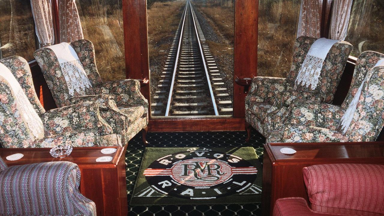 Blick in einen luxuriös ausgestatteten Salonwagen der Rovas Rail in Südafrika am Ende des Zuges mit großen Aussichtsfenstern,