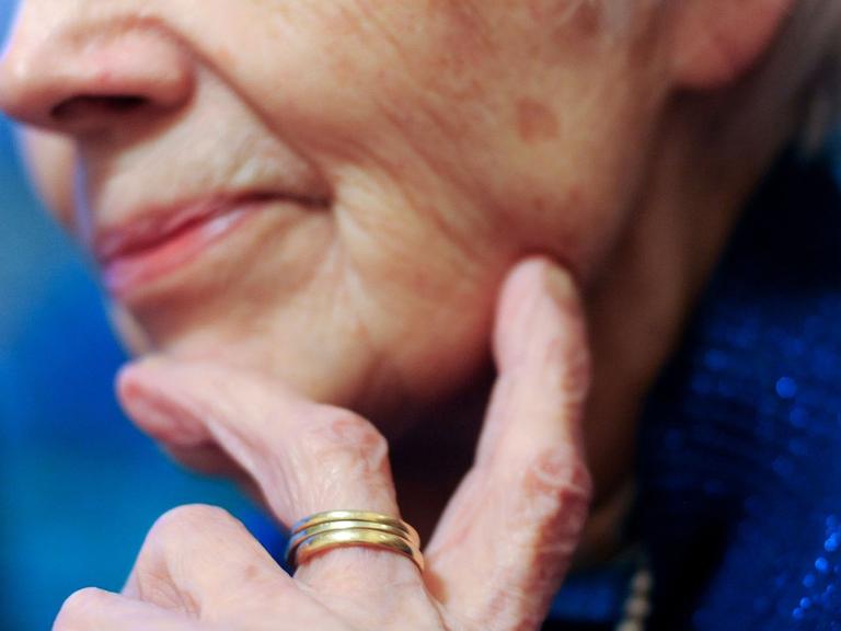 Das Foto zeigt die untere Gesichtshälfte einer älteren Frau 