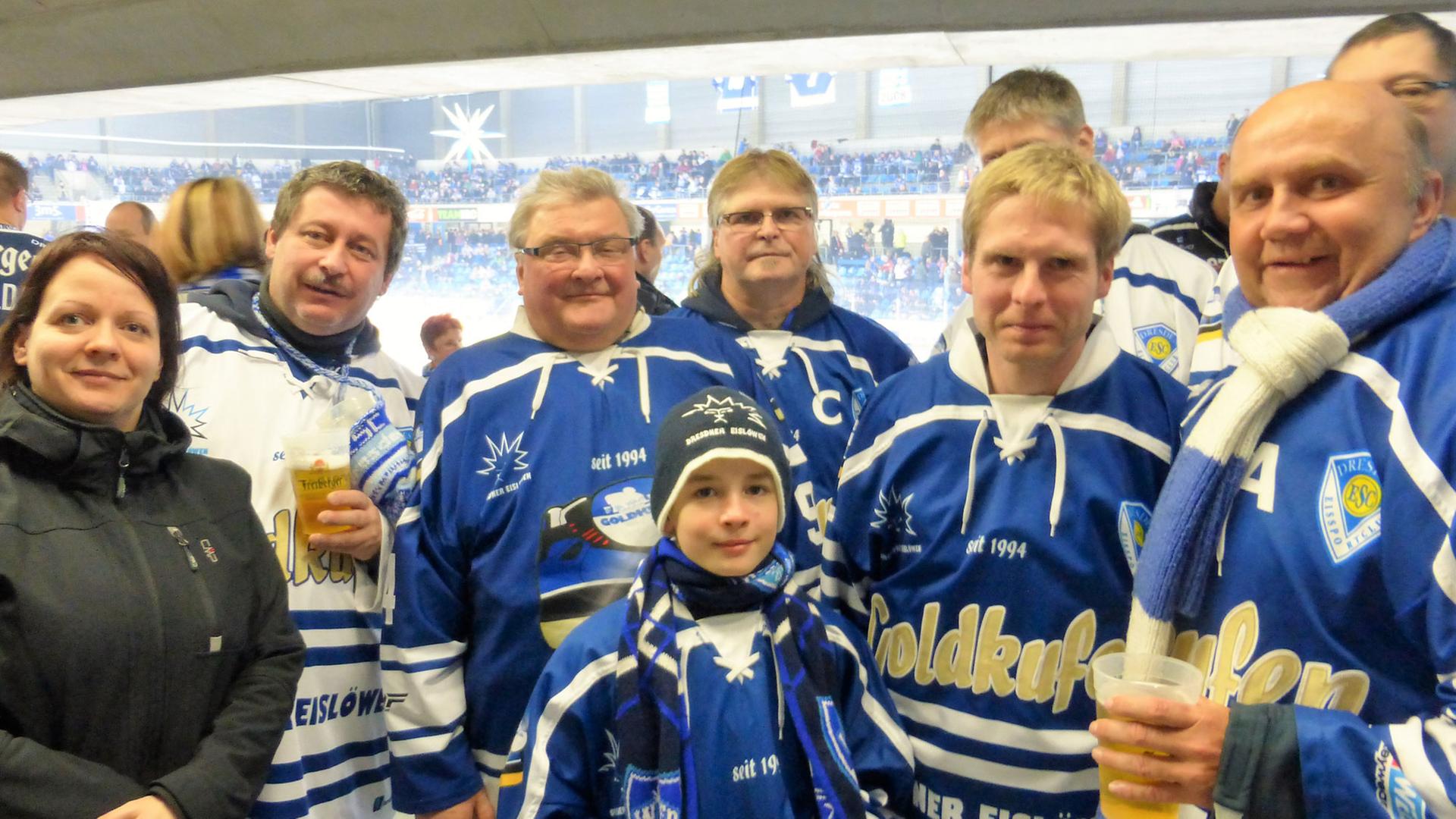 Fanclub "Goldkufen" von den Dresdner Eislöwen. Fanclub "Goldkufen" von den Dresdner Eislöwen.