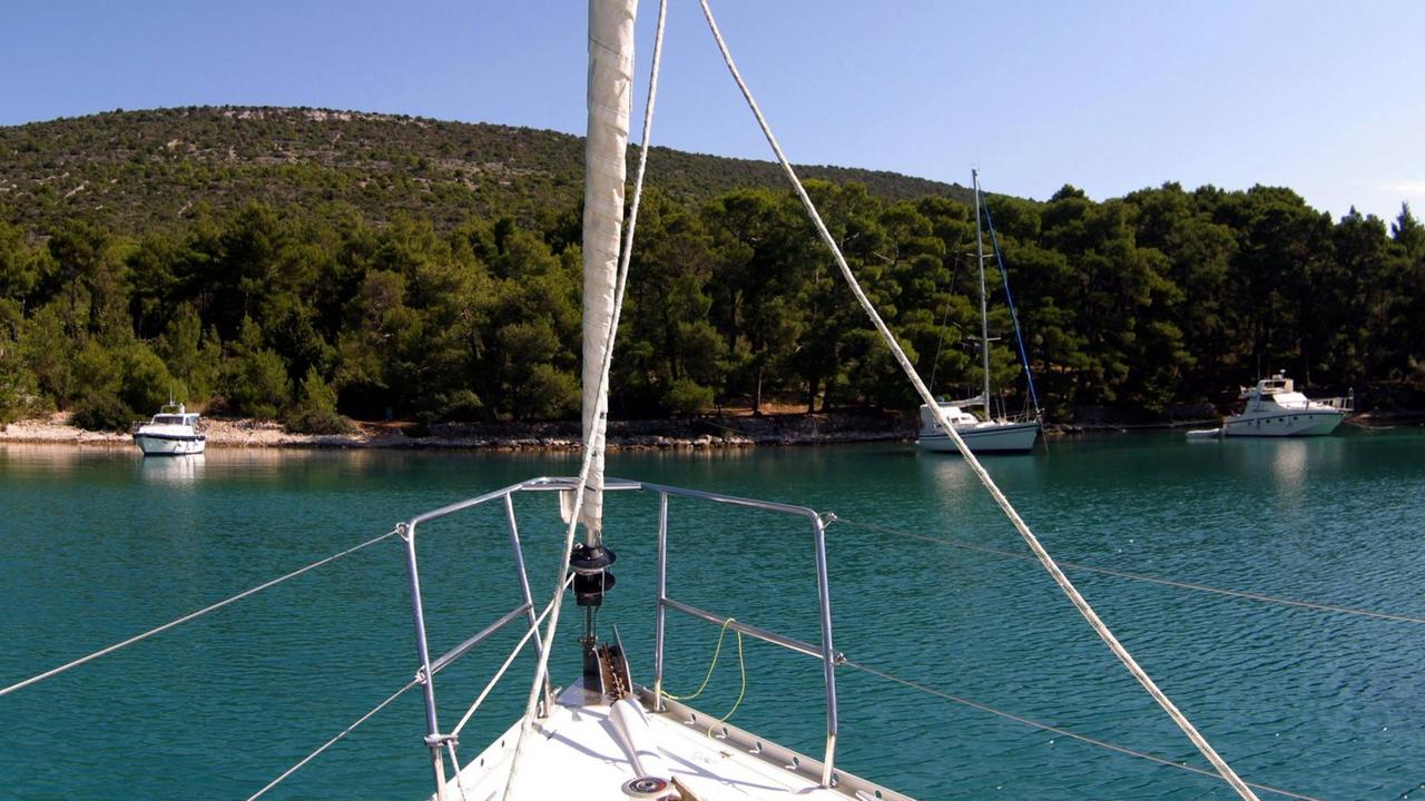 Bugkorb eines Segelbootes auf der Adria vor der Küste der kroatischen Insel Susak