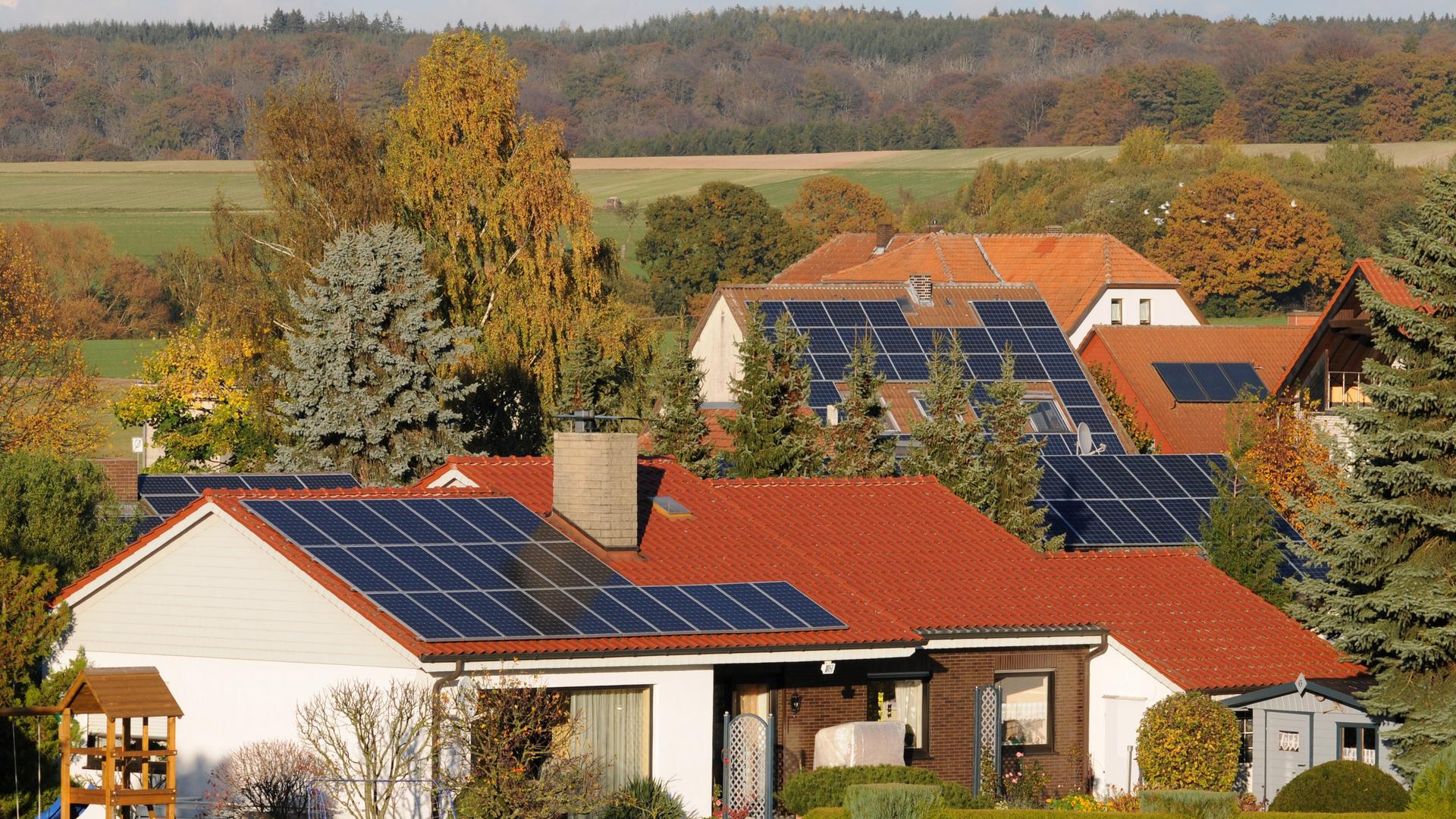Viele Menschen in Deutschland haben schon Solar-Anlagen auf ihre Häuser gebaut (Bild: picture alliance / dpa)