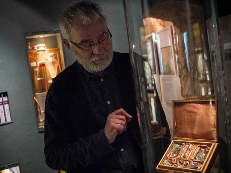 Der Museumsdirektor Wilhelm Volcker-Janssen erklärt Korbachs goldene Zeit