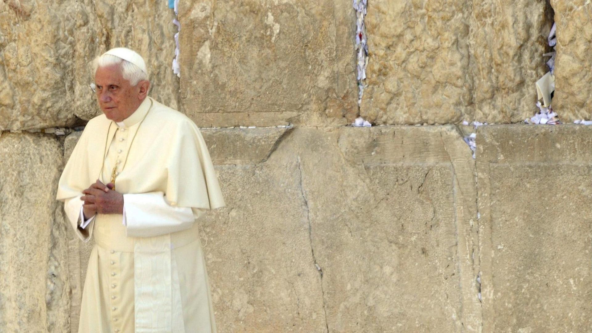 Der emeritierte Papst Benedikt XVI. im Jahr 2009 an der Klagemauer in Jerusalem Der emeritierte Papst Benedikt XVI. im Jahr 2009 an der Klagemauer in Jerusalem