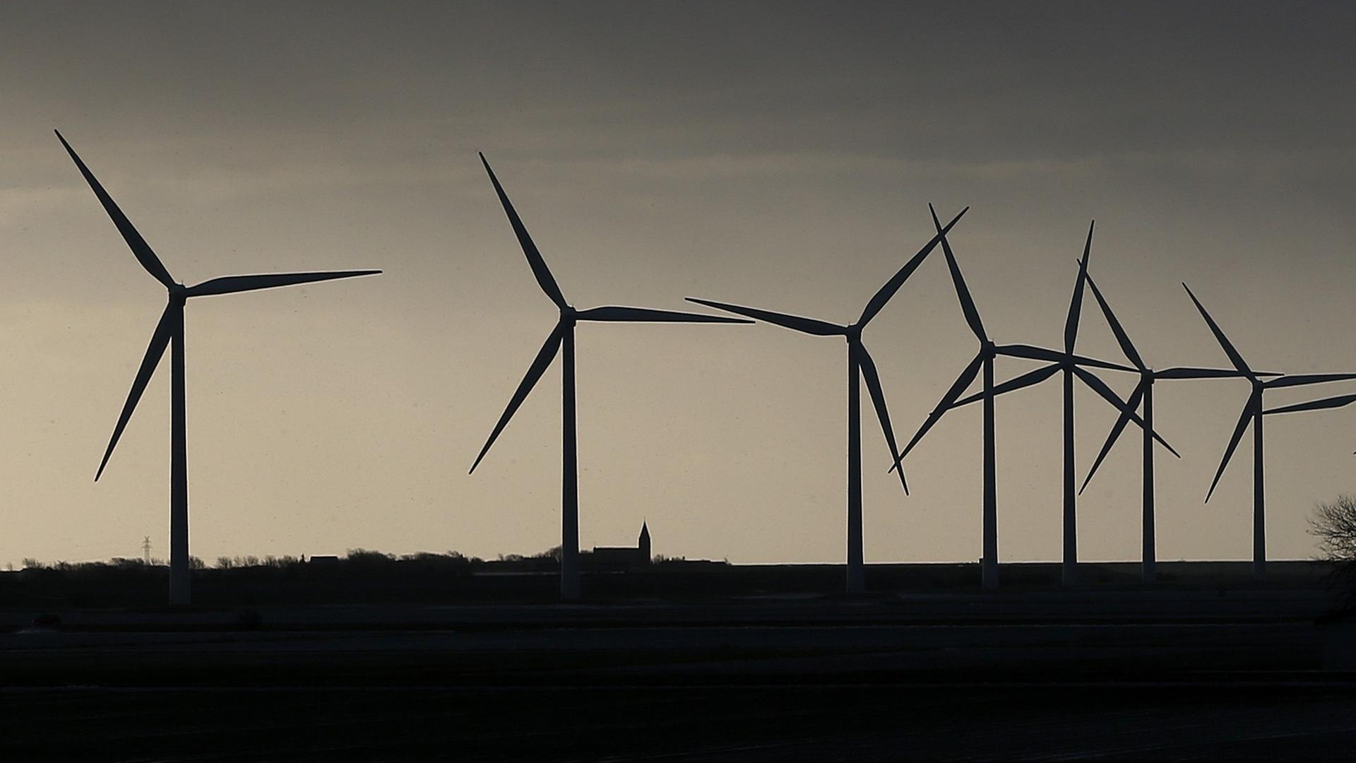 Bis 2050 soll der gesamte Strom aus erneuerbaren Quellen gewonnen werden. Bis 2050 soll der gesamte Strom aus erneuerbaren Quellen gewonnen werden.