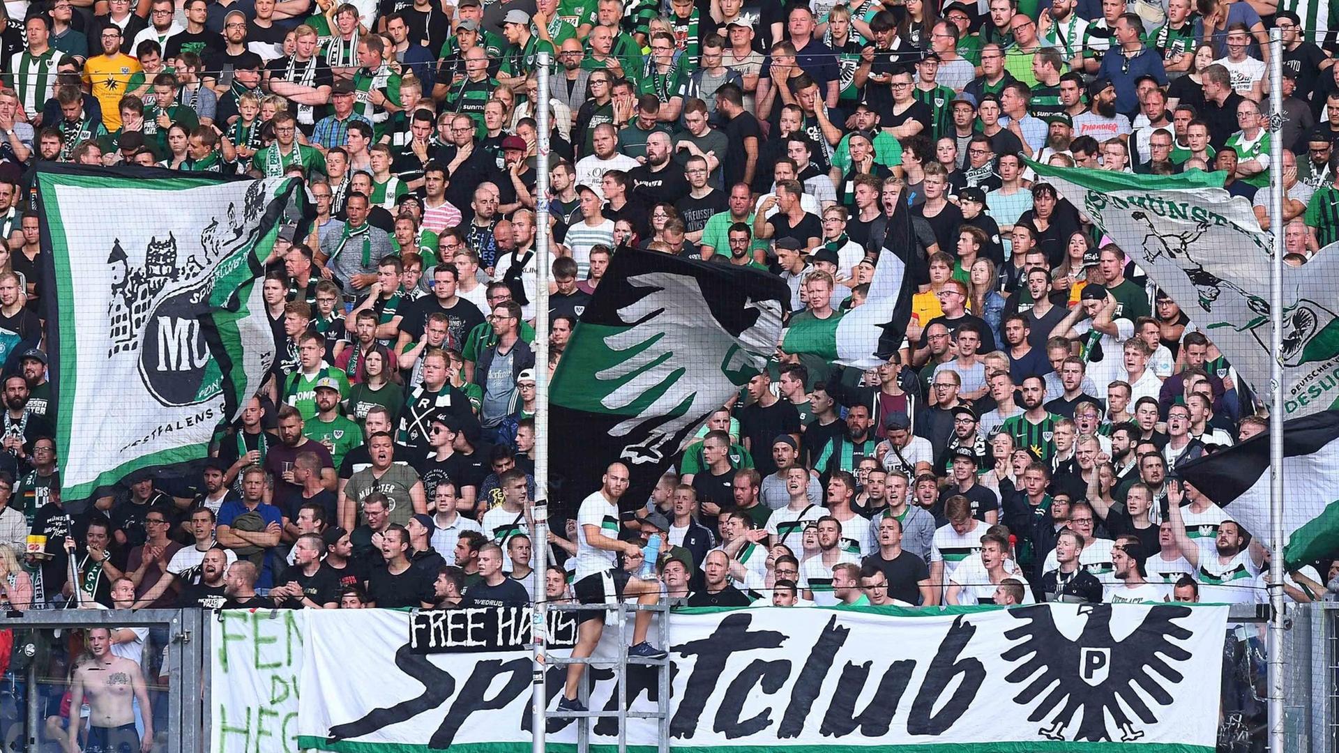 Fans von Preußen Münster bei einem Spiel in Duisburg Fans von Preußen Münster bei einem Spiel in Duisburg