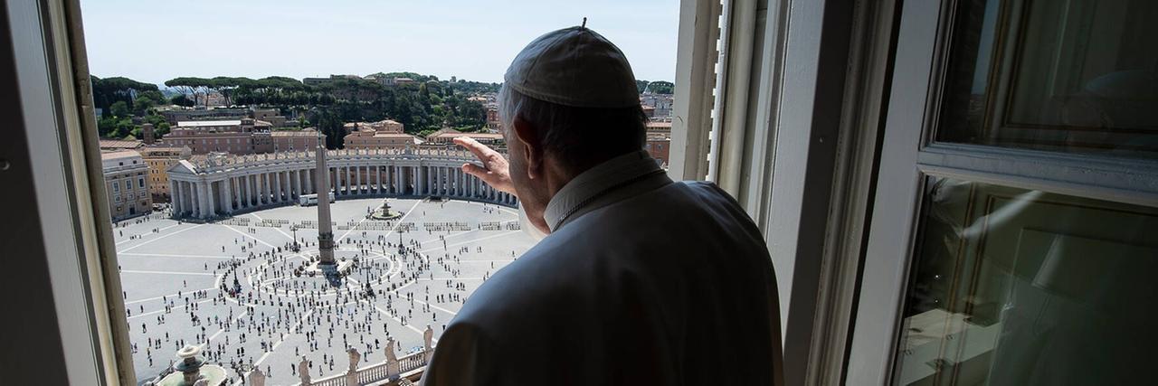 Sie sehen den Papst am offenen Fenster. Er winkt den Menschen auf dem Petersplatz zu. Sie sehen den Papst am offenen Fenster. Er winkt den Menschen auf dem Petersplatz zu.