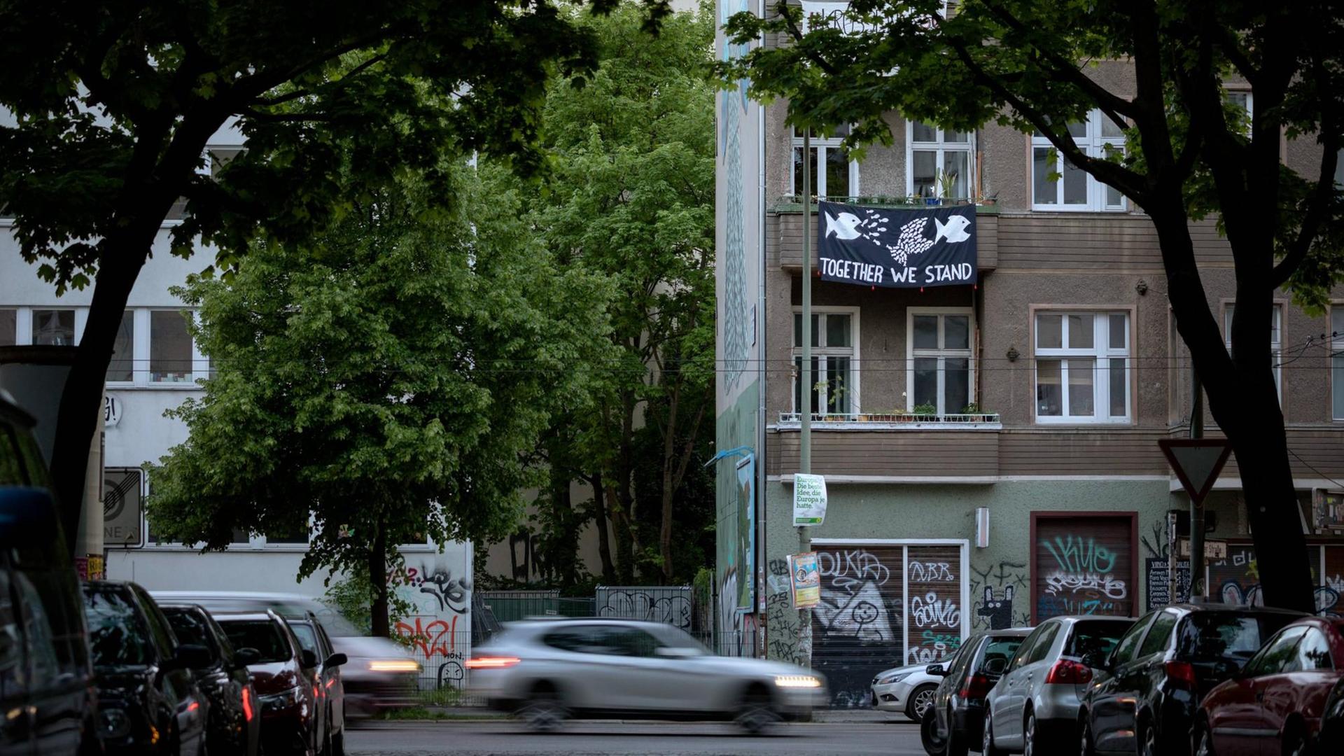 Vom Balkon eines Mietshauses in Berlin Friedrichshain hängt ein Plakat mit der Aufschrift "Together We Stand". Vom Balkon eines Mietshauses in Berlin Friedrichshain hängt ein Plakat mit der Aufschrift "Together We Stand".