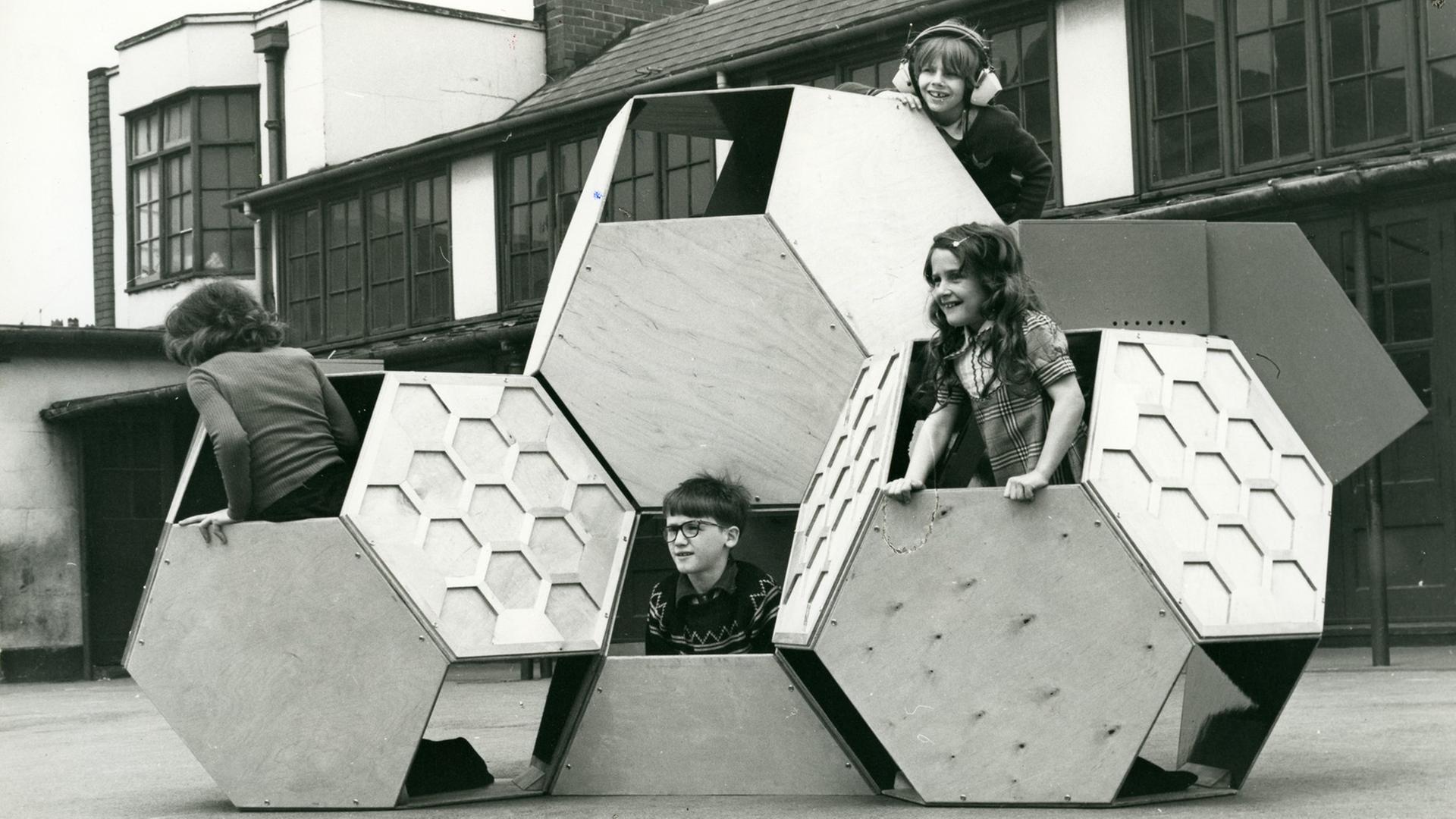 Victor J. Papanek "Tetrakaidecahedron", 1973-1975 (bewegliche Spielplatz-Struktur; entworfen mit einem Studenten, Eltern, Lehrern und Schülern)