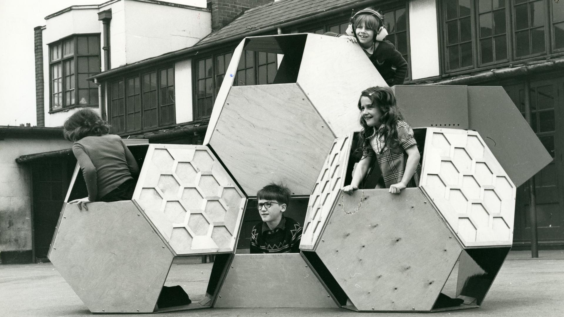 Victor J. Papanek "Tetrakaidecahedron", 1973-1975 (bewegliche Spielplatz-Struktur; entworfen mit einem Studenten, Eltern, Lehrern und Schülern) Victor J. Papanek "Tetrakaidecahedron", 1973-1975 (bewegliche Spielplatz-Struktur; entworfen mit einem Studenten, Eltern, Lehrern und Schülern)
