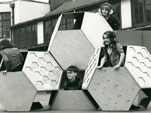 Victor J. Papanek "Tetrakaidecahedron", 1973-1975 (bewegliche Spielplatz-Struktur; entworfen mit einem Studenten, Eltern, Lehrern und Schülern)