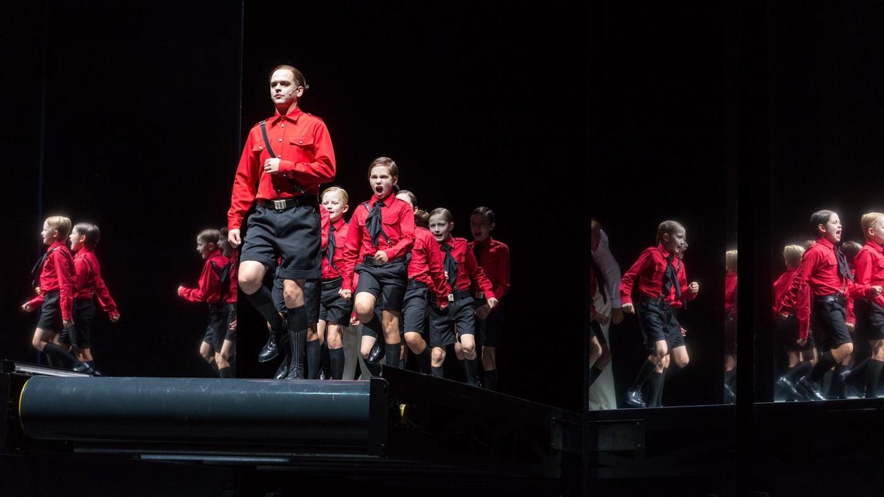 Martin Vischer (Hans Miklas) und das Kinderensemble in Mephisto am Wiener Burgtheater, September 2018 Martin Vischer (Hans Miklas) und das Kinderensemble in Mephisto am Wiener Burgtheater, September 2018