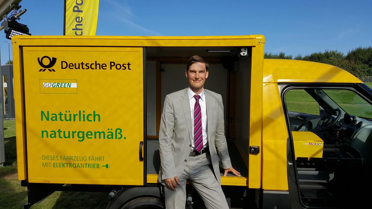 Die Deutsche Post DHL Group stellt auf ihrem Testgelände einen StreetScooter vor