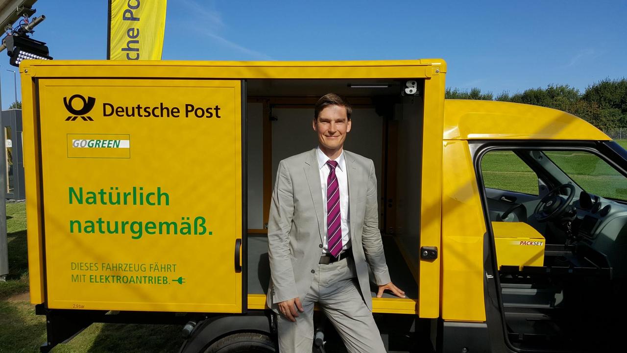 Die Deutsche Post DHL Group stellt auf ihrem Testgelände einen StreetScooter vor Die Deutsche Post DHL Group stellt auf ihrem Testgelände einen StreetScooter vor