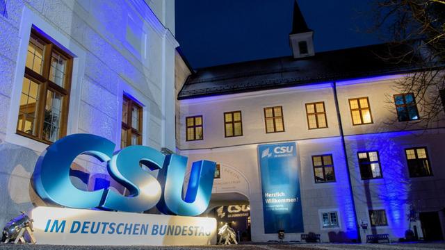03.01.2019, Bayern, Seeon: Das CSU-Logo mit dem Schriftzug "CSU im deutschen Bundestag" ist während der Winterklausur der CSU-Landesgruppe im Bundestag am Kloster Seeon zu sehen.