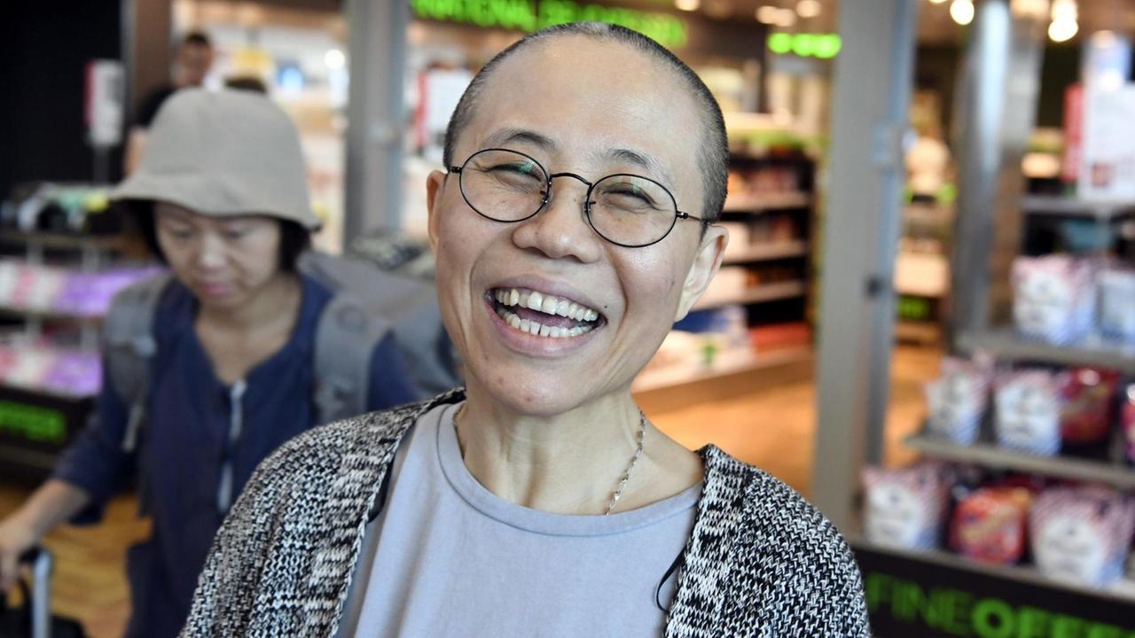 Die chinesische Dichterin und Malerin Liu Xia auf dem Flughafen in Helsinki. Sie lacht fröhlich in die Kamera