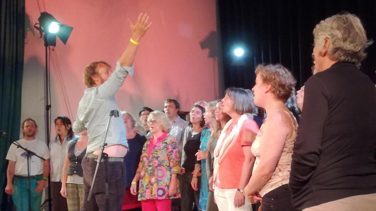 Markus Prieth und seine WorkshopteilnehmerInnen beim Abschluss-Jodelfest im österreichischen Vorarlberg. Markus Prieth und seine WorkshopteilnehmerInnen beim Abschluss-Jodelfest im österreichischen Vorarlberg.