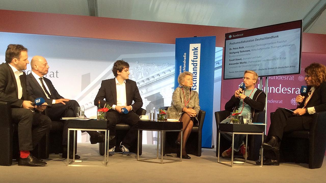 Podiumsdiskussion des DLF-Magazins im Pavillon des Bundesrates am Tag der Deutschen Einheit in Frankfurt am Main. Mit: Petra Roth, CDU, langjährige Oberbürgermeisterin von Frankfurt/Main und ehemalige Präsidentin des Deutschen Städtetags / Wolfgang Tiefensee, SPD, Wirtschaftsminister des Landes Thüringen / Toralf Staud, Autor und Journalist / Alexander Moritz, Chefredakteur von Mephisto 97,6, dem Lokalradio der Universität Leipzig Podiumsdiskussion des DLF-Magazins im Pavillon des Bundesrates am Tag der Deutschen Einheit in Frankfurt am Main. Mit: Petra Roth, CDU, langjährige Oberbürgermeisterin von Frankfurt/Main und ehemalige Präsidentin des Deutschen Städtetags / Wolfgang Tiefensee, SPD, Wirtschaftsminister des Landes Thüringen / Toralf Staud, Autor und Journalist / Alexander Moritz, Chefredakteur von Mephisto 97,6, dem Lokalradio der Universität Leipzig