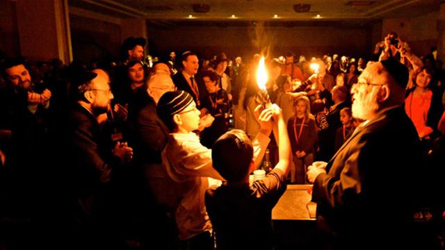 Polnische Juden feiern Hawdala, das Ende des Sabbats und den Anfang der neuen Woche.