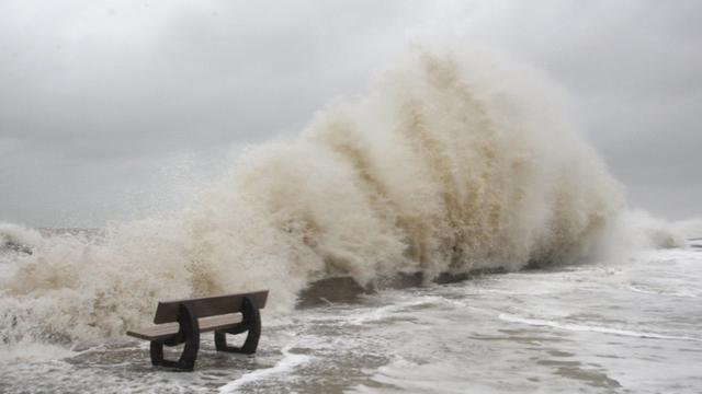 Eine hohe Welle trifft auf die Uferpromenade in Ver-sur-Mer in Westfrankreich